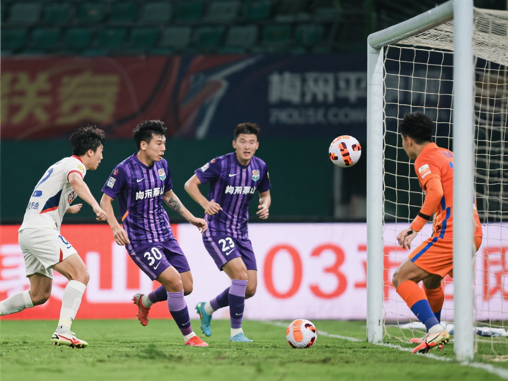 赵丽娜为偏远地区捐建球场展现责任态度胜过争议言论的名宿们