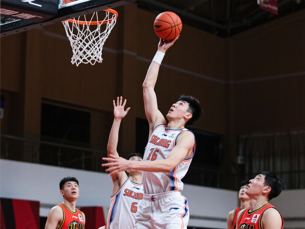 曼联迎来赛季首场平局与利物浦零比零战平的精彩对决