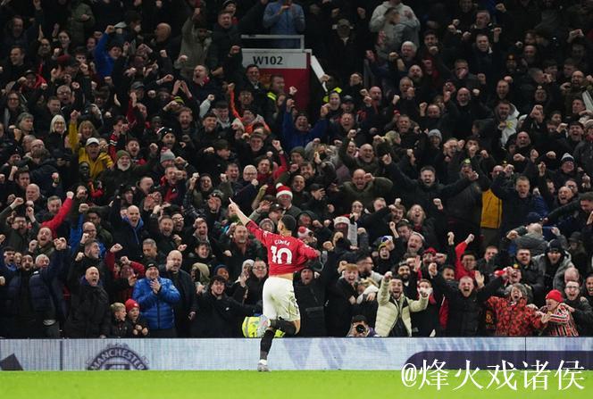 战平伯恩茅斯后曼联球员离场时，球迷报以热烈掌声